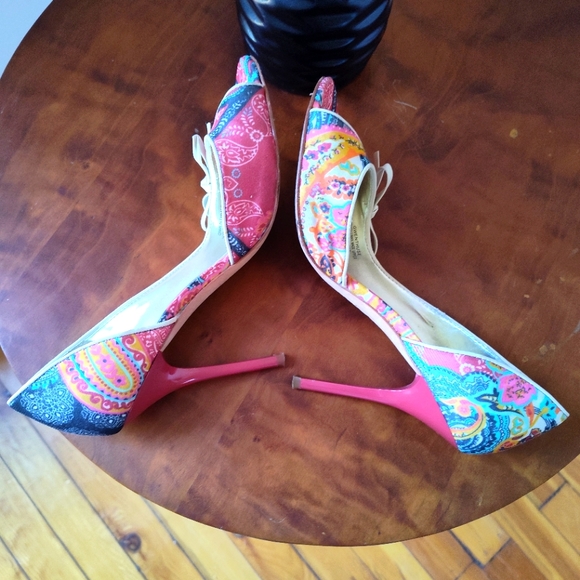 Guess Gwenthuse open toe D'Orsay multi color paisley stiletto pump - Picture 4 of 8